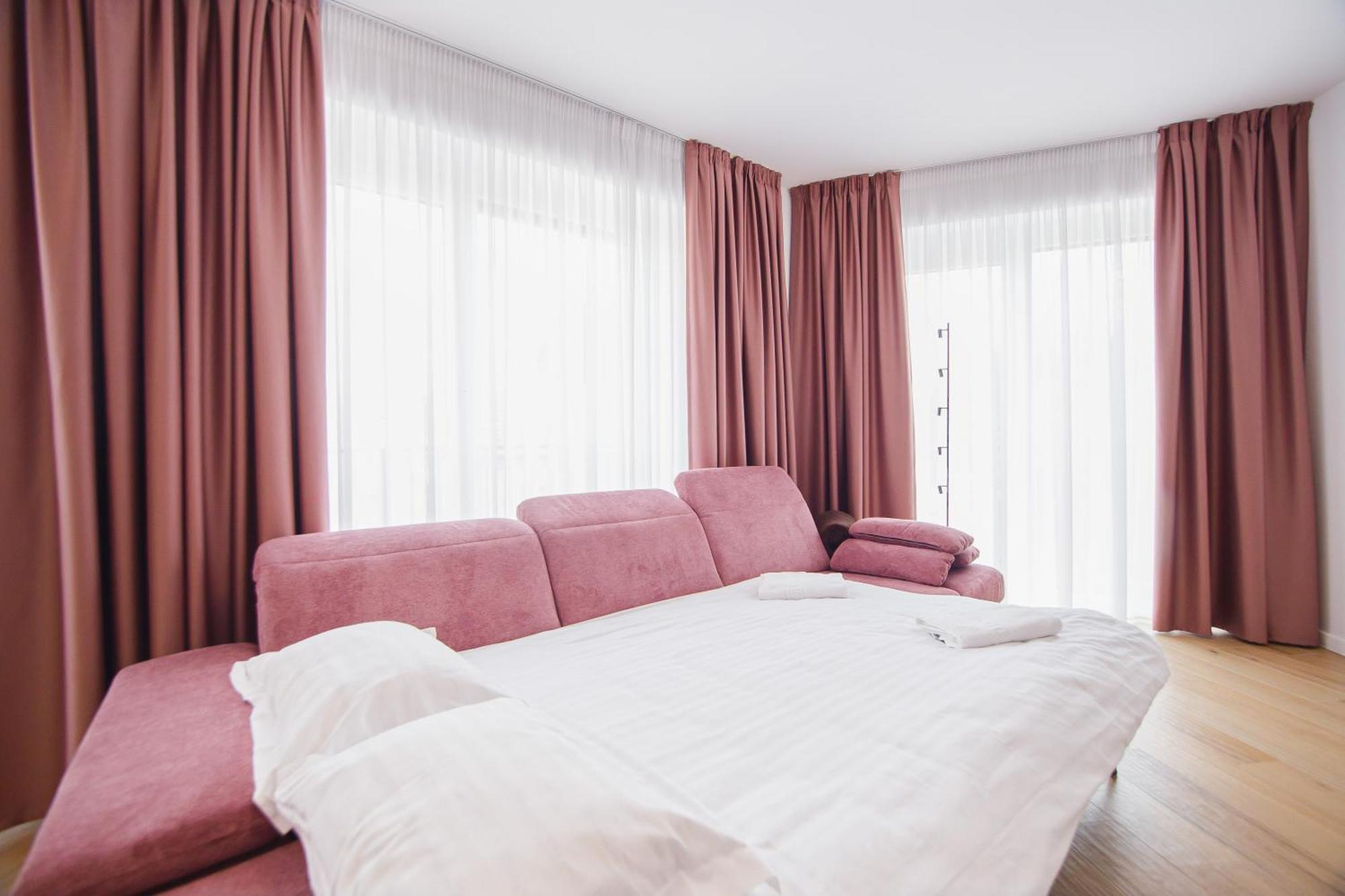 Pink Sahara Near City Center Oradea Eksteriør billede